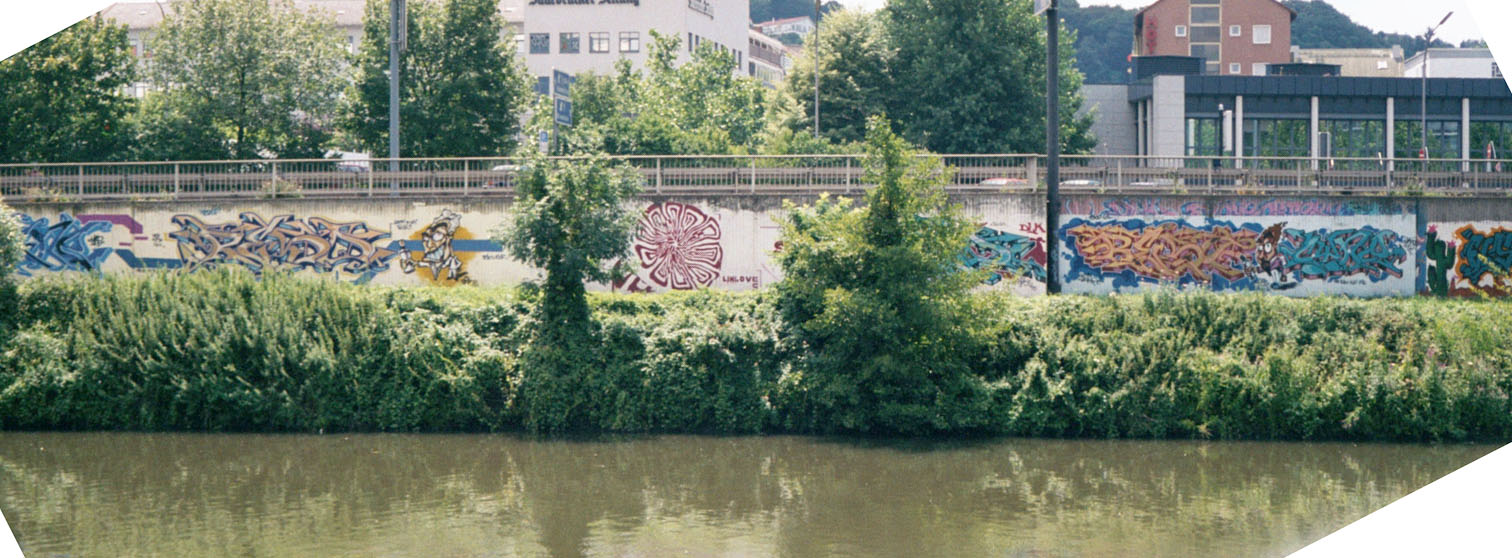 Grafiti in Saarbruecken. Note the two avatars and the radial design